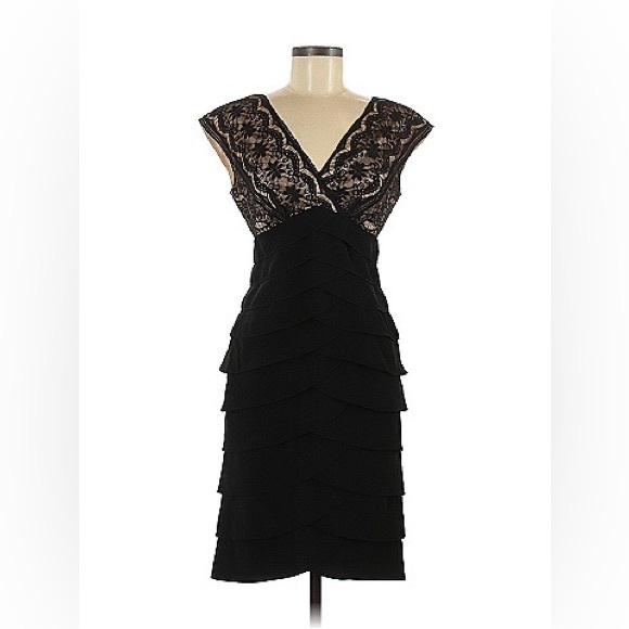 Adrianna Papell Dresses & Skirts - ADRIANNA PAPELL size 6 black lace top V-neck dress in excellent condition